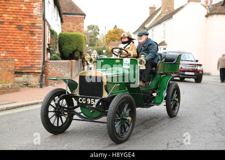 398 VCR398 Herr Stephen Laing 1904 Thornycroft Vereinigtes Königreich CG9557 befahren durch Cuckmere Dorf 2016 London, Brighton Veteran Car Run Stockfoto