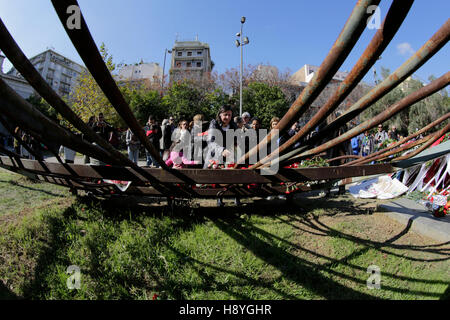 Athen, Griechenland. 17. November 2016. Eine Frau legt Blumen auf das ursprüngliche Tor, das durch den Tank abgestürzt war. Menschen in Athen gedachte 1973 Athen Polytechnic Aufstand auf dem 17. November, dem Tag wurde von der griechischen Junta der Aufstand niedergeschlagen. Der Aufstand wird allgemein als der Anfang vom Ende der griechischen Militärjunta gesehen. Bildnachweis: Michael Debets/Pacific Press/Alamy Live-Nachrichten Stockfoto