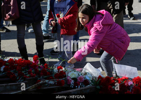 Athen, Griechenland. 17. November 2016. Eine Mädchen legt Blumen auf das ursprüngliche Tor, das durch den Tank abgestürzt war. Menschen in Athen gedachte 1973 Athen Polytechnic Aufstand auf dem 17. November, dem Tag wurde von der griechischen Junta der Aufstand niedergeschlagen. Der Aufstand wird allgemein als der Anfang vom Ende der griechischen Militärjunta gesehen. Bildnachweis: Michael Debets/Pacific Press/Alamy Live-Nachrichten Stockfoto