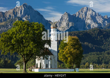 Bayerische Alpen tower über der Pilgernden Kirche St. Coloman, Schwangau, Bayern, Deutschland Stockfoto