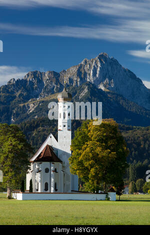 Bayerische Alpen tower über der Pilgernden Kirche St. Coloman, Schwangau, Bayern, Deutschland Stockfoto