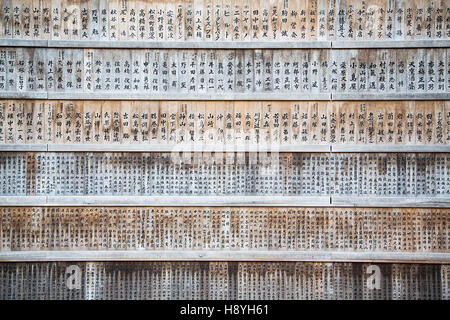 NIKKO, JAPAN - 5. Oktober 2016: Holzbretter mit japanischen Skript außerhalb der Tempel in Nikko, Japan. Nikko Schreine und Tempel Stockfoto