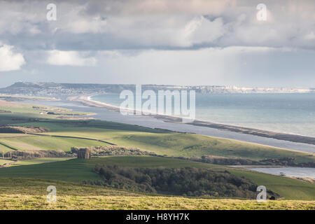 Der Blick in Richtung Abbotsbury Kapelle und Chesil Beach vom Straßenrand an Abbotsbury Hügel in Dorset. Stockfoto