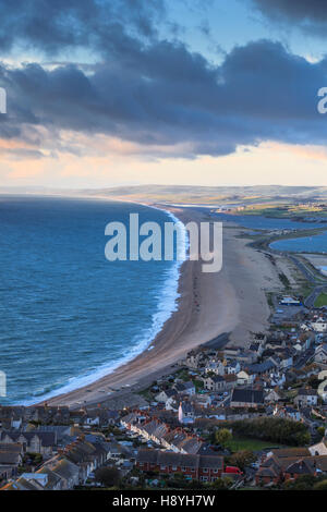 Der Abend Licht-Seitenteilen lange Chesil Beach zwischen Weymouth und Portland in Dorset. Stockfoto