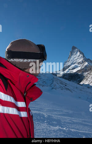 Cervinia Zermatt-Skilehrer Blick auf den Mont Cervin Cervino Matterhorn vom Skifahren auf dem Gletscher Plateau Rosa Stockfoto