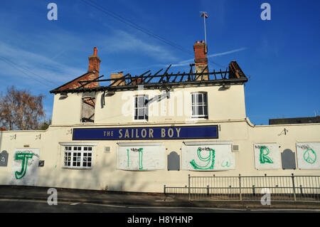 Ausgebrannt, Gastwirtschaft, "The Sailor Boy", Woolgrove Straße, Walsworth, Hitchin, Hertfordshire, UK Stockfoto