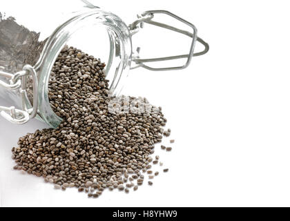 Chia-Samen in ein Glas, erschossen auf einem weißen Hintergrund Stockfoto