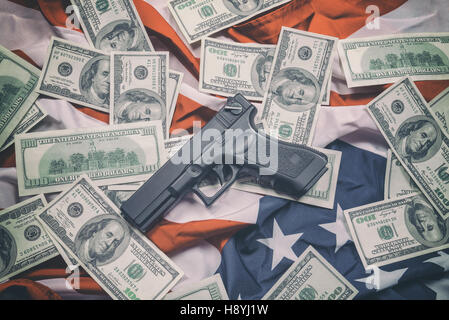 Pistole, Dollar und amerikanische Flagge Stockfoto