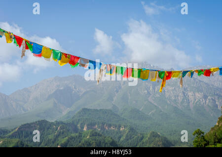 Buddhistische beten Fahnen gegen die Berglandschaft von Mati Si Tempel, Gansu, China Stockfoto