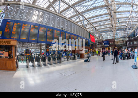 Der neue Zug Infotafel in der Glasgow central station Stockfoto