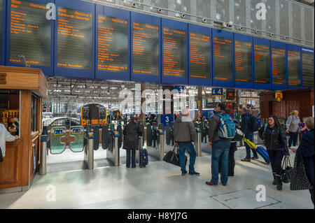 Der neue Zug Infotafel in der Glasgow central station Stockfoto