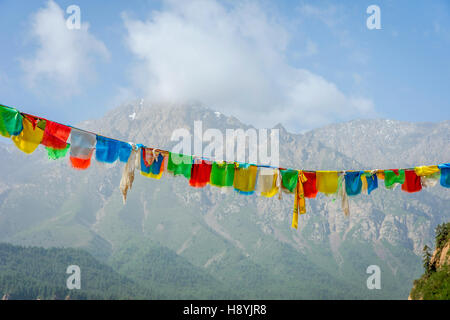 Buddhistische beten Fahnen gegen die Berglandschaft von Mati Si Tempel, Gansu, China Stockfoto