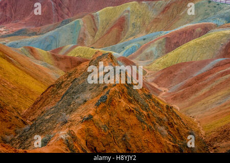 Bunte Landschaft des Regenbogen-Gebirges, in Zhangye Danxia nationaler Geopark, Gansu, China Stockfoto