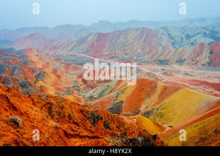 Bunte Landschaft des Regenbogen-Gebirges, in Zhangye Danxia nationaler Geopark, Gansu, China Stockfoto