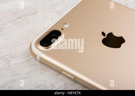 BURGAS, Bulgarien - 22. Oktober 2016: Neue Apple iPhone 7 Plus Gold auf weißem Hintergrund, Rückseite, illustrative Leitartikel. Stockfoto