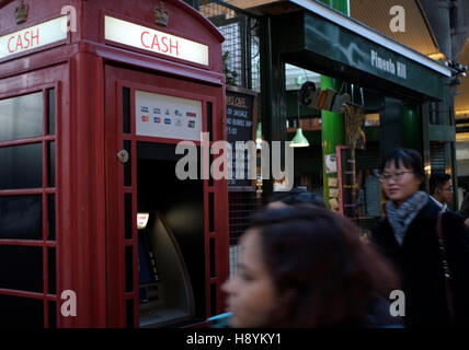 Fußgänger gehen vorbei an einem Geldautomaten in Borough Market, London, Großbritannien 16. November 2016. © John Voos Stockfoto