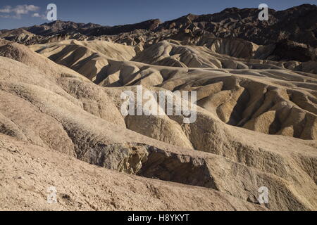 Erodieren vulkanische Asche und Schlamm Hügel, Ödland, am Zabriskie Point, Death Valley Nationalpark, Kalifornien. Hervorragendes Beispiel für chemische Stockfoto