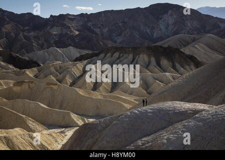 Erodieren vulkanische Asche und Schlamm Hügel, Ödland, am Zabriskie Point, Death Valley Nationalpark, Kalifornien. Hervorragendes Beispiel für chemische Stockfoto