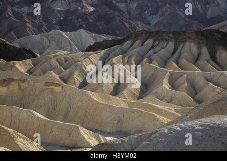 Erodieren vulkanische Asche und Schlamm Hügel, Ödland, am Zabriskie Point, Death Valley Nationalpark, Kalifornien. Hervorragendes Beispiel für chemische Stockfoto