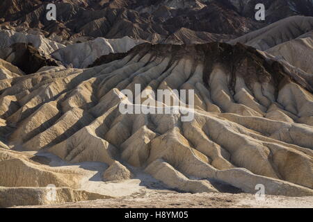 Erodieren vulkanische Asche und Schlamm Hügel, Ödland, am Zabriskie Point, Death Valley Nationalpark, Kalifornien. Hervorragendes Beispiel für chemische Stockfoto