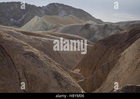 Erodieren vulkanische Asche und Schlamm Hügel, Ödland, am Zabriskie Point, Death Valley Nationalpark, Kalifornien. Hervorragendes Beispiel für chemische Stockfoto