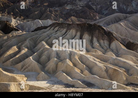 Erodieren vulkanische Asche und Schlamm Hügel, Ödland, am Zabriskie Point, Death Valley Nationalpark, Kalifornien. Hervorragendes Beispiel für chemische Stockfoto