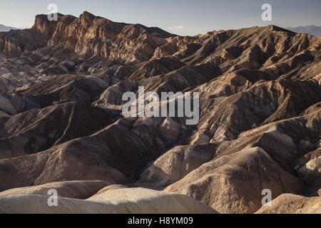 Erodieren vulkanische Asche und Schlamm Hügel, Ödland, am Zabriskie Point, Death Valley Nationalpark, Kalifornien. Hervorragendes Beispiel für chemische Stockfoto