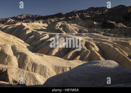 Erodieren vulkanische Asche und Schlamm Hügel, Ödland, am Zabriskie Point, Death Valley Nationalpark, Kalifornien. Hervorragendes Beispiel für chemische Stockfoto