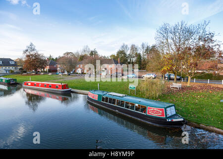 Berkshire Sightseeing: Ansicht der narrowboats einschließlich Rose von Hungerford in Hungerford Wharf günstig auf dem Kennet and Avon Canal, Hungerford, im Herbst Stockfoto