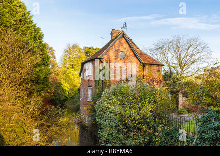 Attraktive rote Backstein-Hütte am Ufer des Flusses Dun in Südengland Hungerford, Berkshire, an einem sonnigen Herbsttag Stockfoto