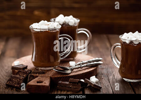 heiße Schokolade Dessert mit Marshmallows auf hölzernen Hintergrund Stockfoto