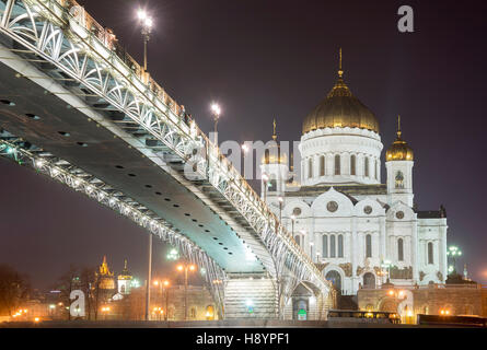 Die Kathedrale von Christus dem Erlöser und Patriarchal Bridge bei Nacht, Moskau, Russland. Stockfoto