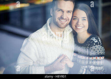 Termine in warme Pullover drinnen entspannen lächelnd Stockfoto