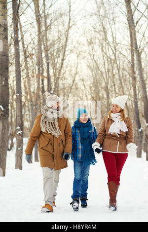 Familie aus Vater, Mutter und Sohn zu Fuß in Winter park Stockfoto