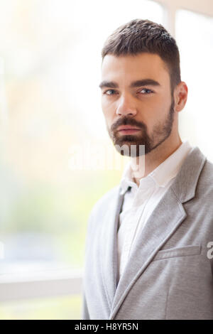 Junge bärtige ceo Blick in die Kamera Stockfoto