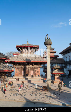 König Pratap Malla Spalte vor dem Jagannath Tempel, Durbar Square, Kathmandu, Nepal Stockfoto