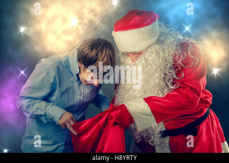 Authentische Santa Claus und ein Teenager. Weihnachtsmann, die Geschenke gebracht. Stockfoto