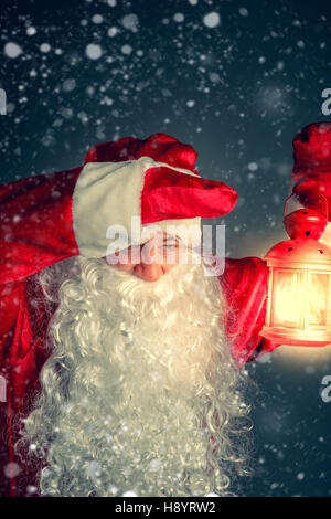 Porträt von Santa Claus mit einer Laterne. Weihnachtsmärchen. Stockfoto