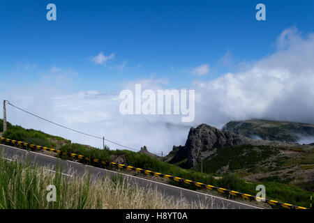 Blick vom Pico Do Arieiro, Thid höchsten Gipfel Madira. Wolken sind unter höchsten Gipfeln. Stockfoto