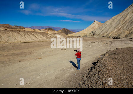 Fotografin, trocken waschen, Twenty Mule Team Canyon Road, Twenty Mule Team Canyon, Death Valley Nationalpark, Kalifornien Stockfoto