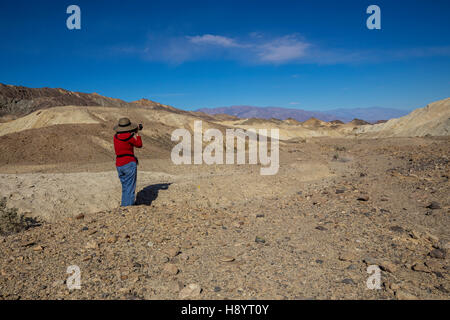 Fotografin, Twenty Mule Team Canyon Road, Twenty Mule Team Canyon, Death Valley Nationalpark, Death Valley, Kalifornien Stockfoto