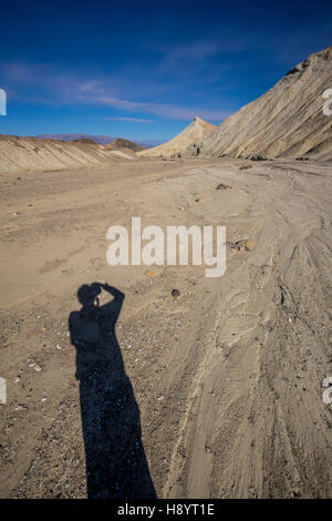 männlichen Fotografen, trocken waschen, Twenty Mule Team Canyon Road, Twenty Mule Team Canyon, Death Valley Nationalpark, Kalifornien Stockfoto