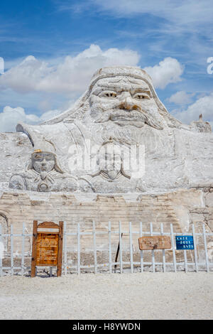 Dschingis Khan Statue aus Salz am Salzsee Chaqia, Qinghai, China Stockfoto