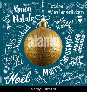 Frohe Weihnachten-Grußkarte aus Welt in verschiedenen Sprachen mit goldenen Ball Baum, kalligraphische Text und Schriftart handschriftlich Schriftzug Stockfoto