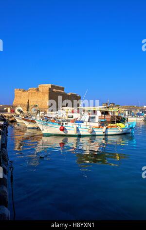 Burg von Paphos und Hafen von Paphos, Zypern, östlichen Mittelmeer Stockfoto