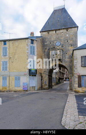 NOYERS-SUR-SEREIN, Frankreich-11. Oktober 2016: Das Tor (Porte dAvallon), mit verschiedenen Zeichen und Besucher, in dem mittelalterlichen Dorf Noyers-Sur-Se Stockfoto