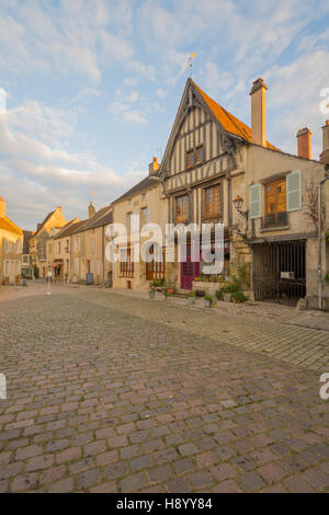 NOYERS-SUR-SEREIN, Frankreich-11. Oktober 2016: Sonnenuntergang Blick auf den Hauptplatz (Place de Hotel de Ville), mit Fachwerkhäusern, in der mittelalterlichen vil Stockfoto