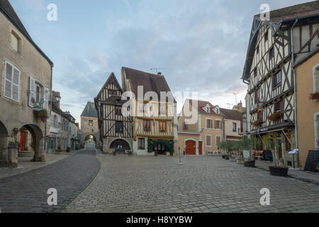 NOYERS-SUR-SEREIN, Frankreich-11. Oktober 2016: Sonnenuntergang Blick auf den Hauptplatz (Place de Hotel de Ville), mit Fachwerkhäusern, in der mittelalterlichen vil Stockfoto