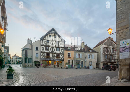 NOYERS-SUR-SEREIN, Frankreich-11. Oktober 2016: Sonnenuntergang Blick auf den Hauptplatz (Place de Hotel de Ville), mit Fachwerkhäusern, in der mittelalterlichen vil Stockfoto