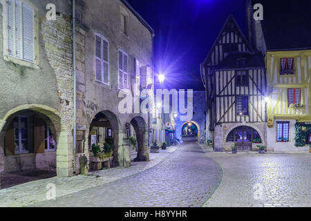 NOYERS-SUR-SEREIN, Frankreich-11. Oktober 2016: Nacht Blick auf den Hauptplatz (Place de Hotel de Ville), mit Fachwerkhäusern, in der mittelalterlichen vill Stockfoto